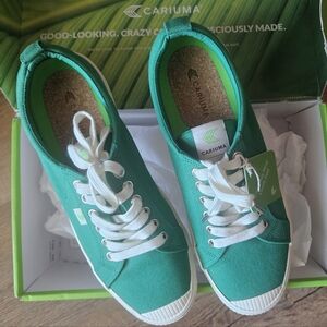 Cariuma Oca Low - Green Canvas Sneaker. Women's 10, Men's 8.5